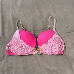 Victoria’s Secret bombshell push-up bra